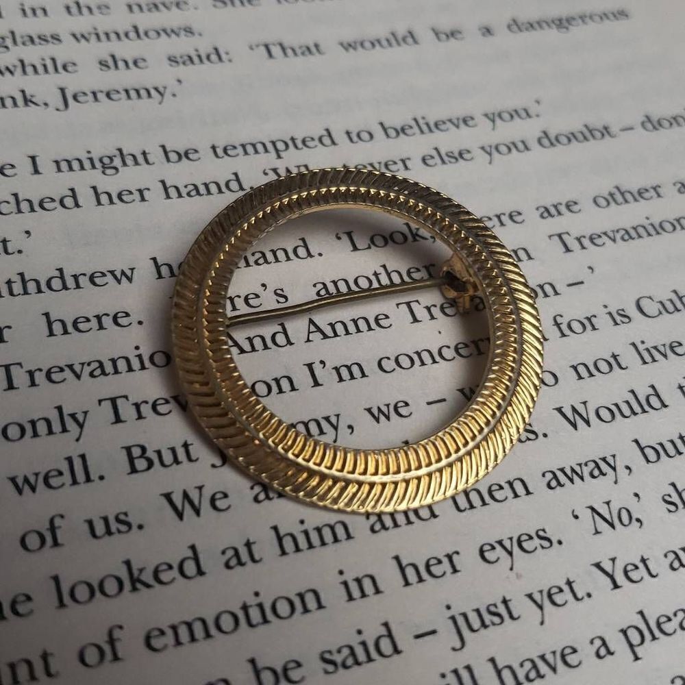 Vintage Ribbed Gold Tone Circle Pin